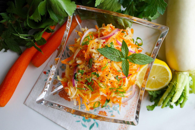 Простий ПП салат з дайкона з морквою і яблуком рецепт з фото покроково 
