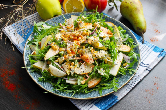 Салат з руколою грушею і блакитним сиром з цвіллю рецепт з фото покроково 