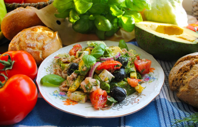 Середземноморський салат з тунцем, сиром, авокадо і оливками рецепт з фото покроково 
