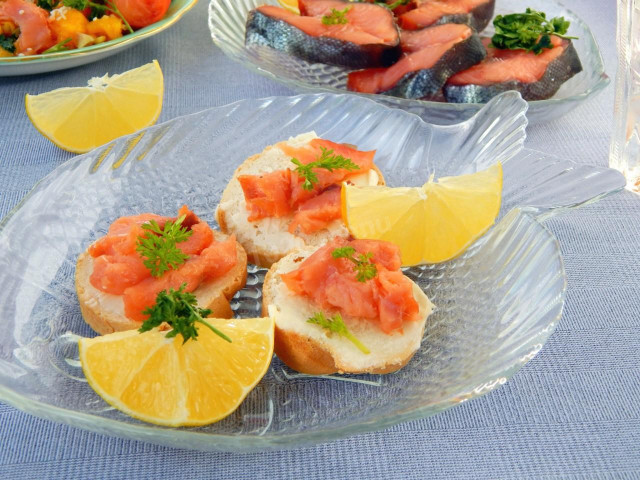 Прості бутерброди з червоною рибою на сніданок рецепт з фото покроково 