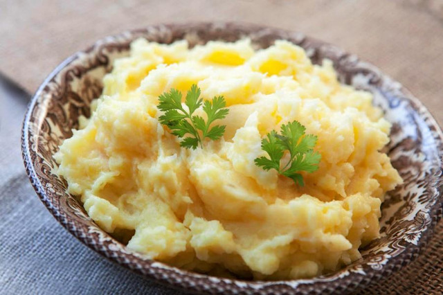 Картопляне пюре з ріпчастою цибулею, яйцем і молоком рецепт з фото 