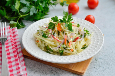 Простой и вкусный салат из свежей белокочанной капусты