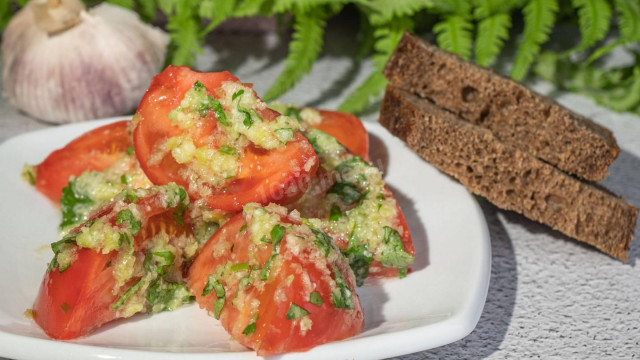 Закуска з помідорів з часником і болгарським перцем рецепт з фото покроково і відео 