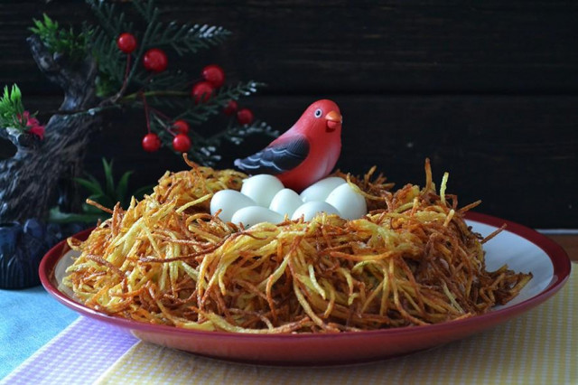 Салат Гніздо глухаря з перепелиними яйцями рецепт з фото 