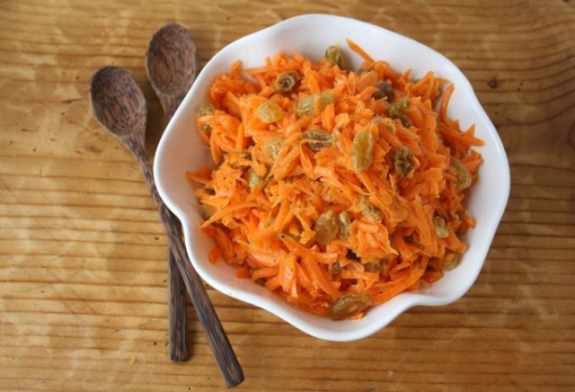 Морква з арахісом і родзинками рецепт з фото 
