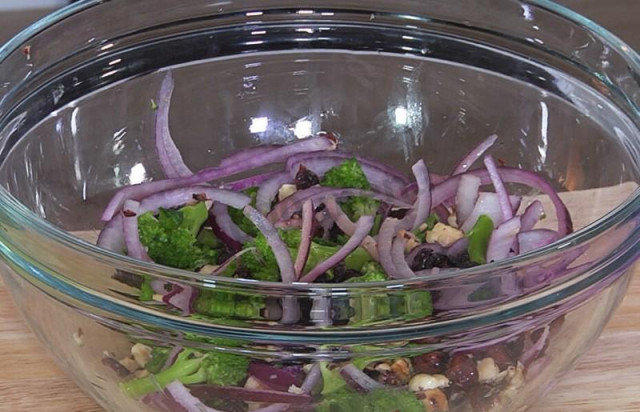 Салат з брокколі з горіхами і журавлиною рецепт з фото покроково і відео 