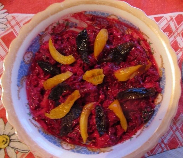 Буряковий салат з курагою і чорносливом рецепт з фото покроково 