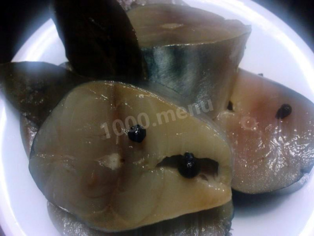 Солона скумбрія пряного засолу з запашним перцем рецепт з фото 