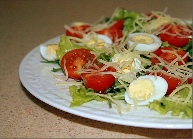Салат з руколою і помідорами і перепелиними яйцями рецепт з фото покроково 