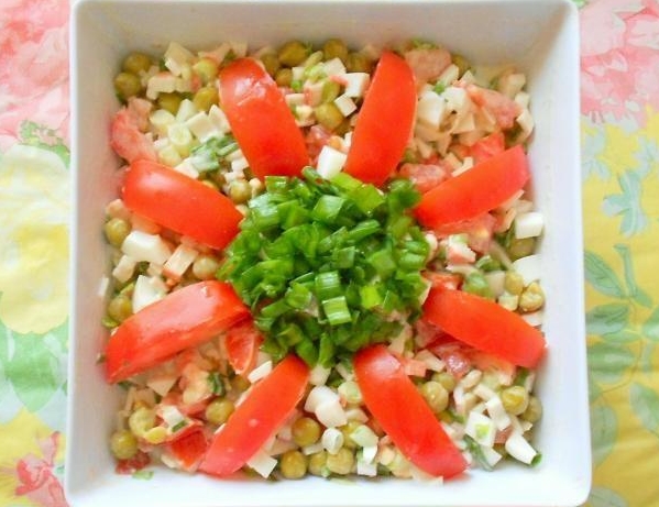 Салат крабовий з помідорами і зеленим горошком рецепт з фото покроково 
