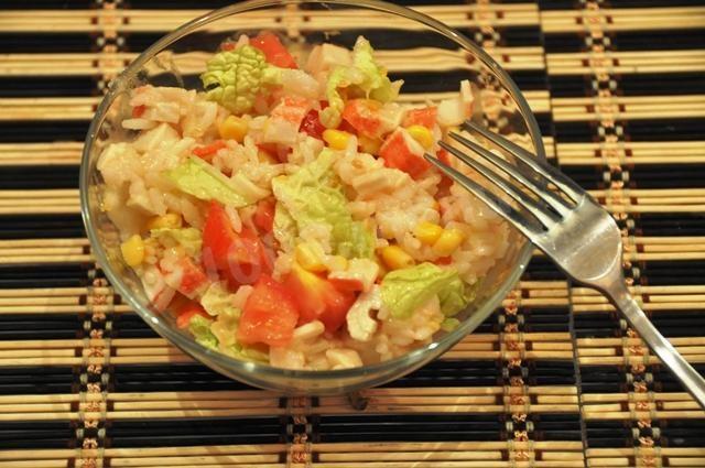 Салат крабові палички з рисом і кукурудзою і томатами рецепт з фото покроково 