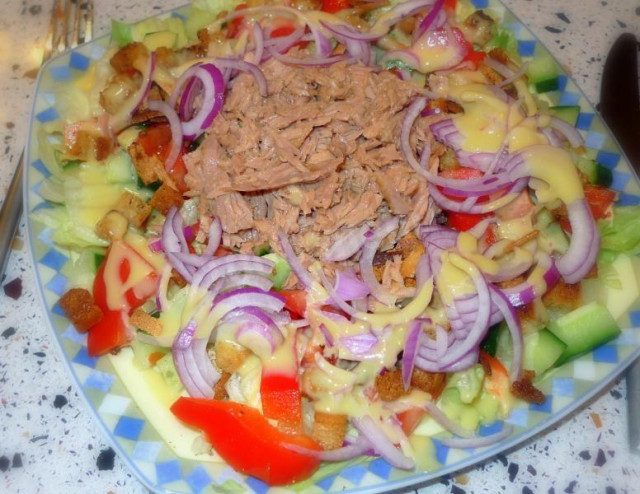 Салат з тунцем консервованим і майонезом рецепт з фото 