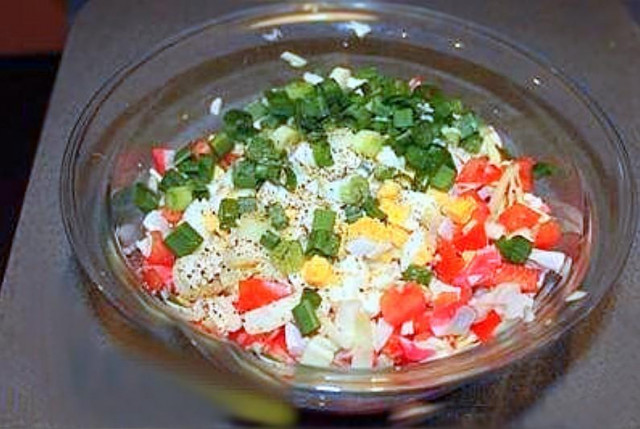 Салат з крабовим м'ясом і капустою і помідорами рецепт з фото покроково 