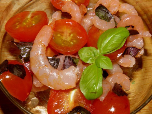 Салат з черрі креветками базиліком рецепт з фото покроково 