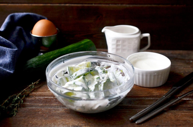 Салат зі свіжих огірків в сметані рецепт з фото покроково 