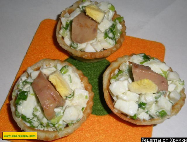 Тарталетки з печінкою тріски і яйцем, зеленою цибулею і кропом рецепт з фото покроково 