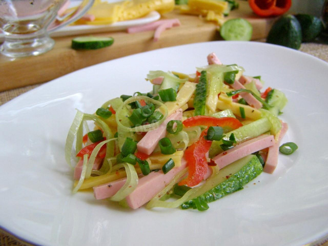 Салат з вареною ковбасою, твердим сиром і свіжим огірком рецепт з фото покроково 