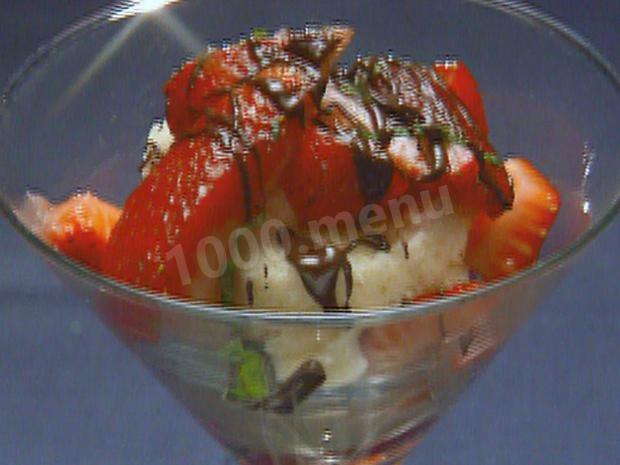 Десерт з полуниці з бісквітом і ванільним кремом рецепт з фото 
