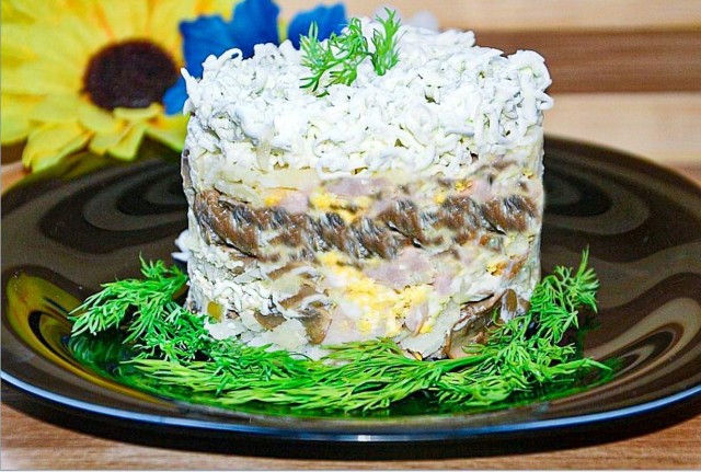 Салат невеста с грибами майонезом и копченой курицей