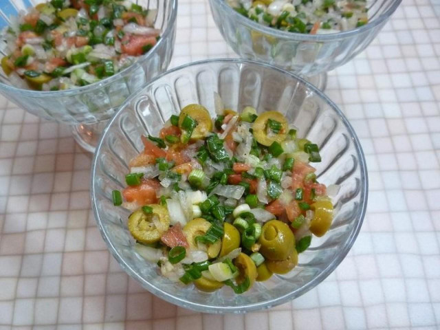 Салат з печінки минтая з помідорами, оливками і цибулею рецепт з фото покроково 