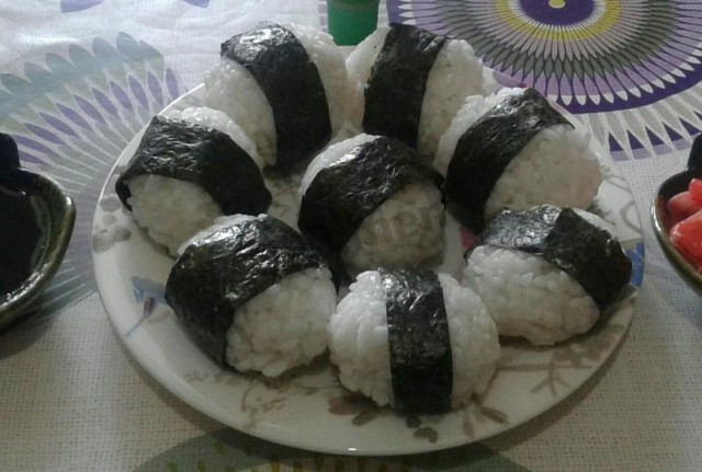 Онігірі рисові кульки з круглого рису з солоними огірками рецепт з фото покроково 