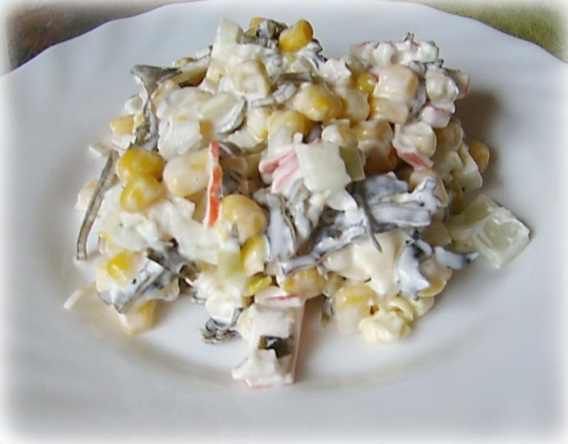 Салат из морской капусты с кукурузой, майонезом и яйцом