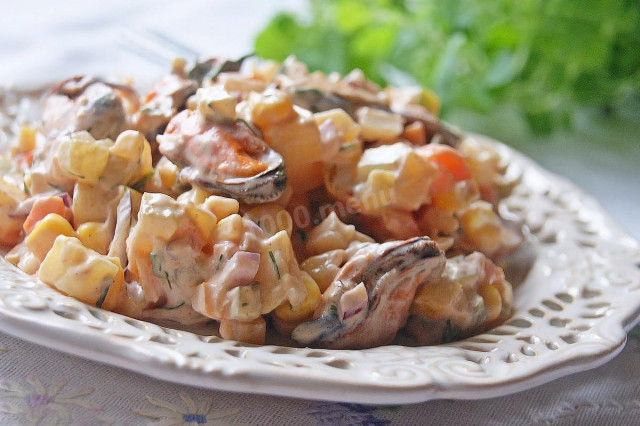 Салат з мідіями консервованими рецепт з фото 