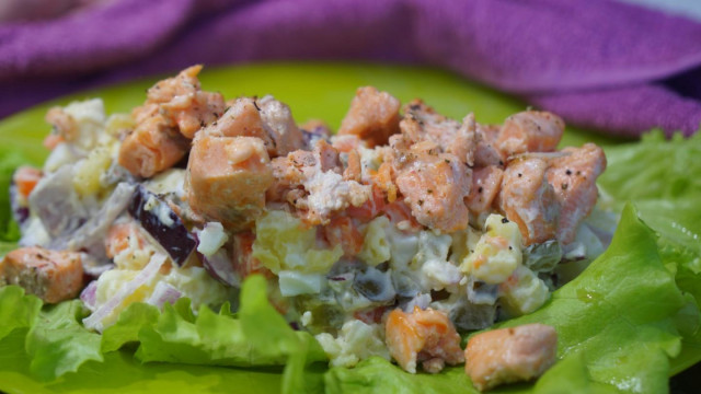 Незвичайний овочевий салат з лососем рецепт з фото покроково і відео 