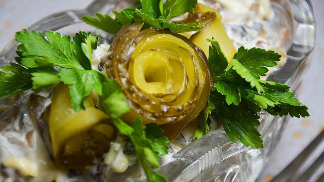 Салат з курячими сердечками, грибами, огірками і сиром рецепт з фото покроково 