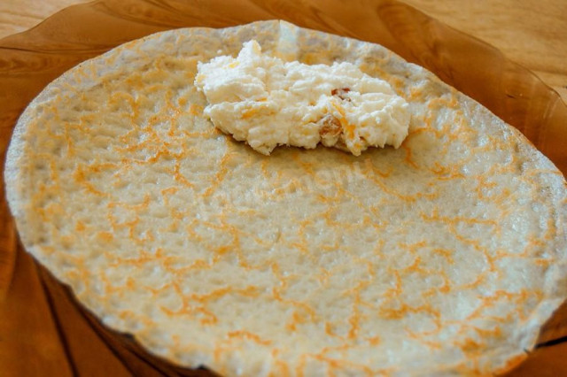 Начинка з сиру і родзинок для млинців рецепт з фото 