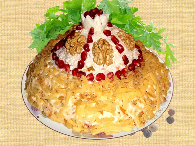 Салат шапка Мономаха з копченим м'ясом рецепт з фото 
