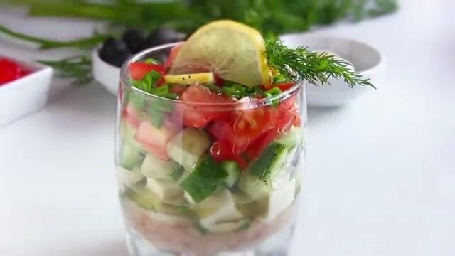 Салат з тунцем помідорами огірками сиром листковий рецепт з фото покроково 