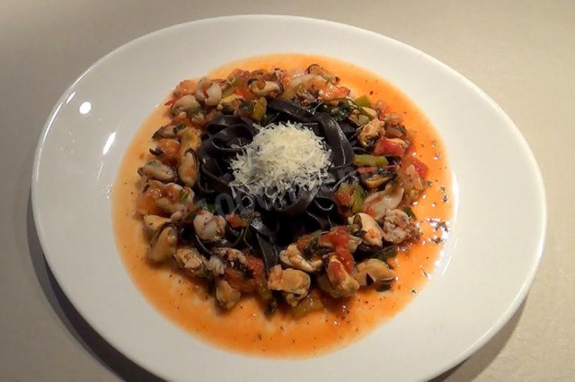 Паста з чорнилом каракатиці під соусом рецепт з фото і відео 