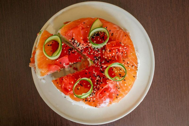 Закусочний салат-торт шарами з червоною рибою суші рецепт з фото