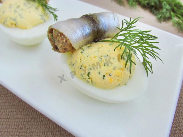 Фаршировані яйця з рулетиками з малосольной кільки рецепт з фото покроково 