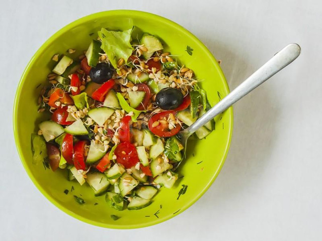 Салат з проростками і помідорами черрі рецепт з фото 
