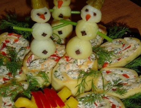 Новогодний рулет из сыра закуска Снеговик