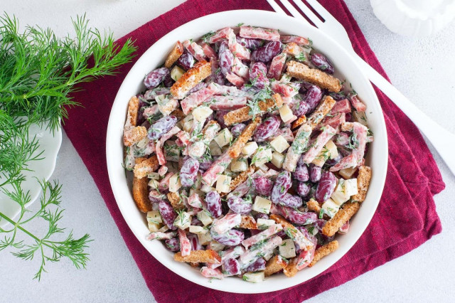 Салат з квасолею сухариками і ковбасою рецепт з фото покроково і відео 