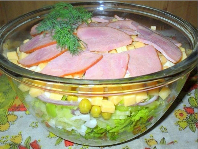 Легкий салат з беконом і майонезом шарами рецепт з фото покроково 
