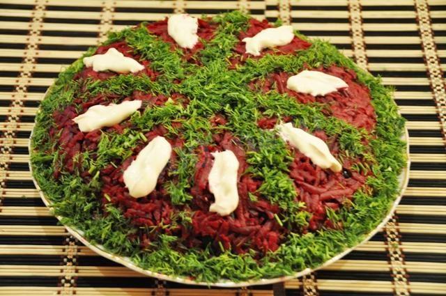 Салат з буряка з часником і сиром Монгольська гірка рецепт з фото покроково 