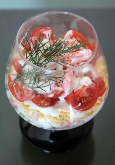 Порційний салат в креманках сир яйця креветки помідори рецепт з фото покроково 