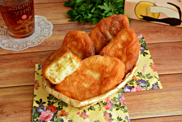 Смажені пиріжки з картоплею на дріжджах на сковороді рецепт з фото покроково 