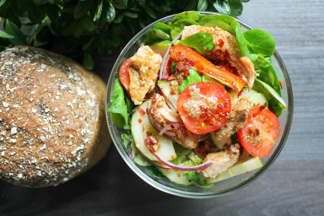 Салат зі смаженою курячою грудкою і овочами рецепт з фото крок за кроком 