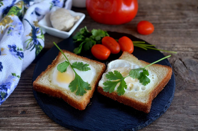 Яйце смажене в булці на сковороді рецепт з фото покроково 