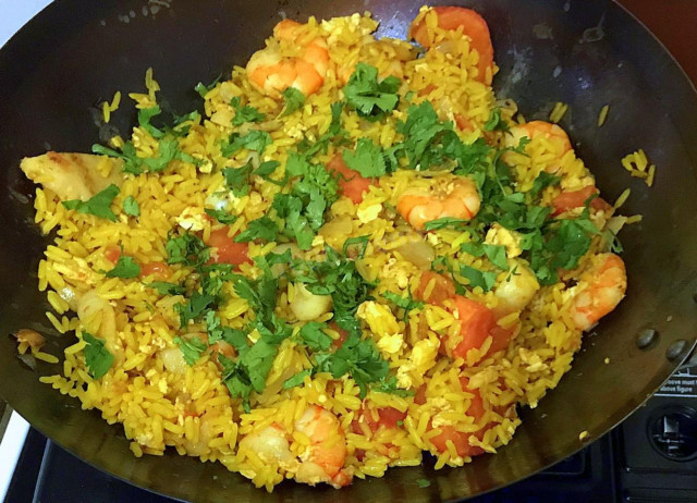 Смажений рис з морепродуктами по-тайськи на сковороді вок рецепт з фото покроково 
