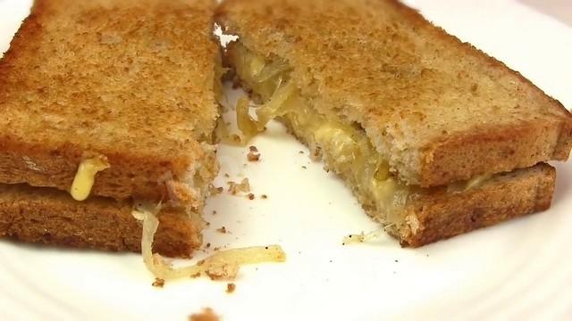 Смажені бутерброди з сиром і цибулею рецепт з фото покроково 