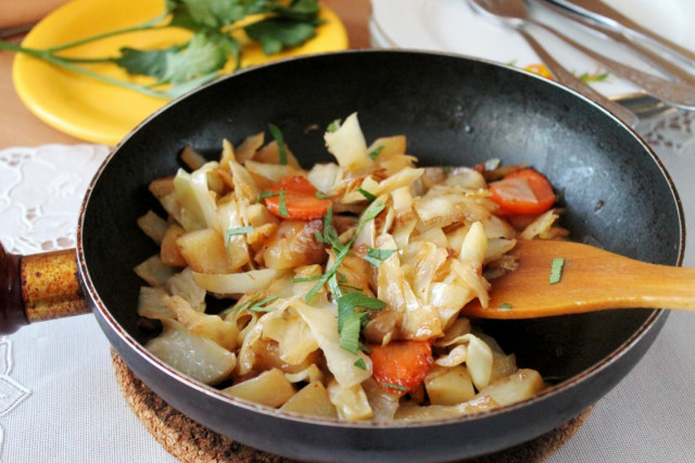 Капуста з картоплею, цибулею і морквою смажені на сковороді рецепт з фото покроково 