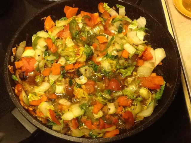 Смажена Пекінська капуста з овочами рецепт з фото 
