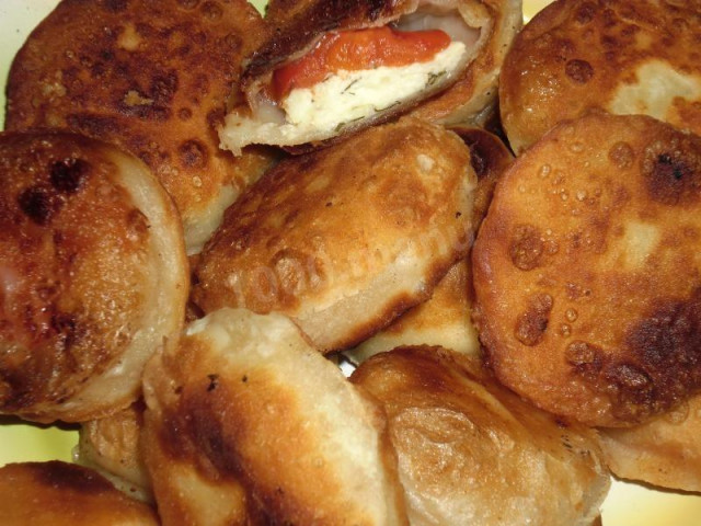 Пиріжки смажені з сиром і томатами без дріжджів рецепт з фото 