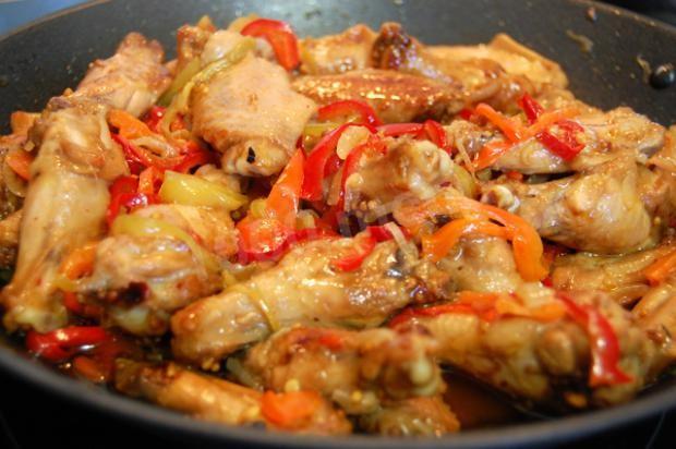 Смажені курячі крильця з болгарським перцем з соєвим соусом рецепт з фото